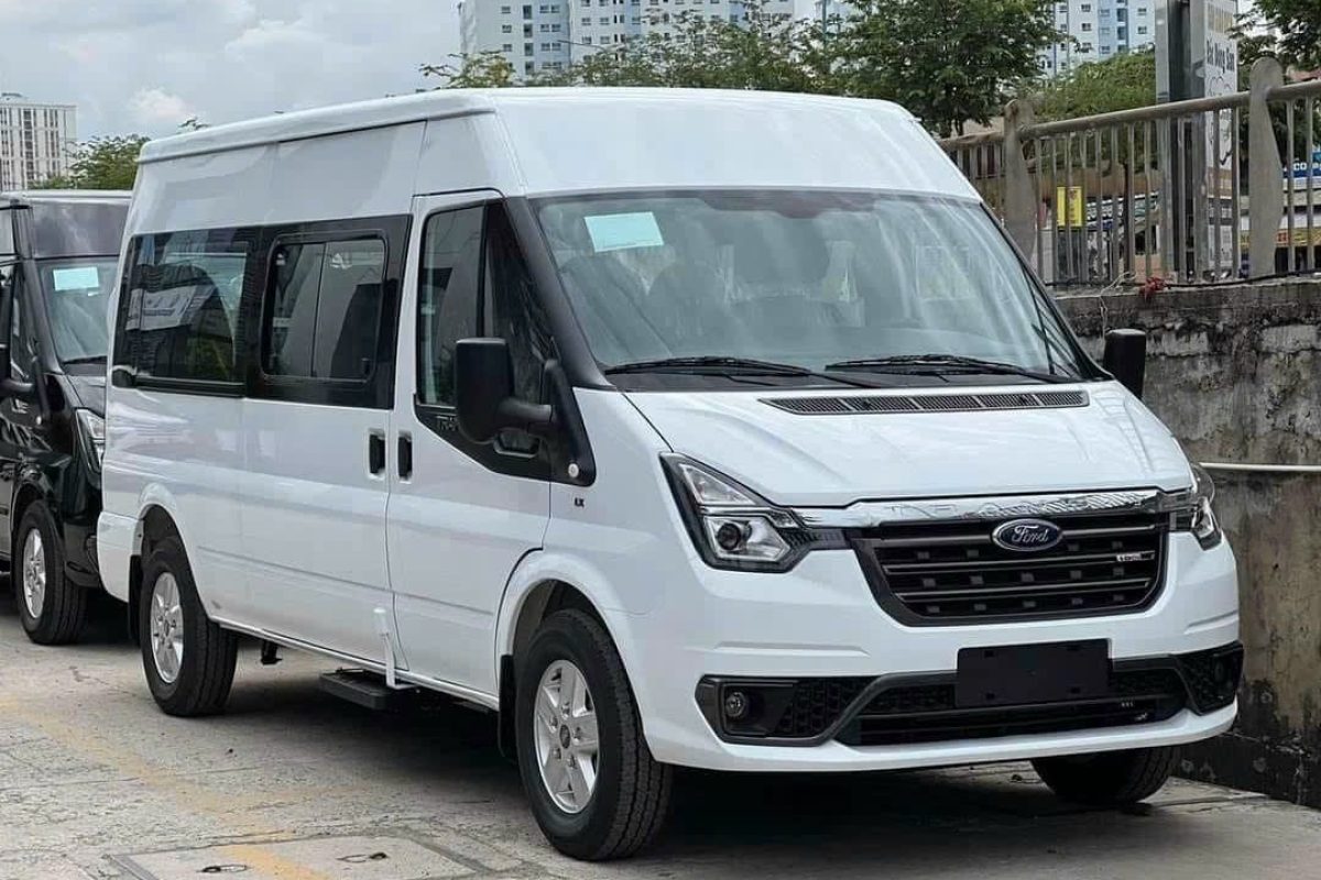 ford-transit-16-cho-mau-trang